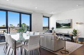 Modern 2-Bed Essendon Apartment With Views